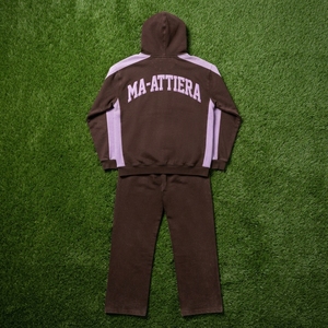 Ensemble survêtement streetwear pour homme, marron foncé et lavande, avec sweat à capuche zippé et pantalon large, détails de clous contrastants sur les manches, personnalisable OEM ODM - Product Image 5