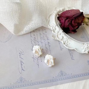 Petites boucles d'oreilles de luxe en fleurs de camélia blanches fraîches, bijoux en perles d'eau douce naturelles - Product Image 4