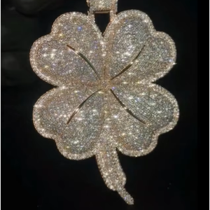 Colgante personalizado de hip hop con diseño de trébol, chapado en oro de 18k sobre plata 925, con incrustaciones de moissanita VVS que pasa la prueba del diamante. - Product Image 1