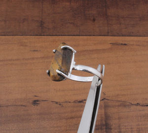 ผู้ผลิตเครื่องประดับตามสั่ง แหวนเงินแท้ 925 ประดับพลอยตาเสือธรรมชาติทรงโลงศพ ดีไซน์คลาสสิกสำหรับผู้หญิง เหมาะสำหรับงานปาร์ตี้ - Product Image 4