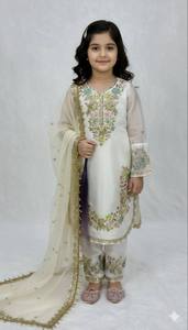 Traje Pakistaní con Bordado Floral Blanco para Niñas, Ropa para Eid y Bodas, Salwar Kameez de 3 Piezas con Dupatta - Product Image 2