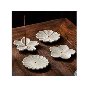 Porta Incienso Japandi Gris Claro Terracota, Bandeja de Porcelana Minimalista con Forma Floral, Plato Abstracto con Anillas de Latón para Recoger Cenizas - Product Image 2