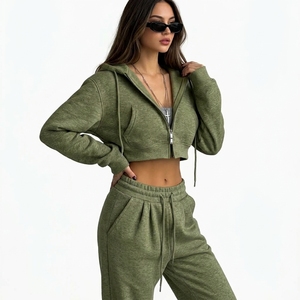 Ensemble de survêtement décontracté deux pièces pour femme : sweat à capuche court zippé personnalisé et pantalon à taille élastique avec poches latérales – OEM - Product Image 2