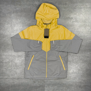 Conjunto Deportivo de 2 Piezas para Hombre: Sudadera con Cremallera y Forro de Malla Personalizado, y Pantalones Cortos Cortavientos - Product Image 1