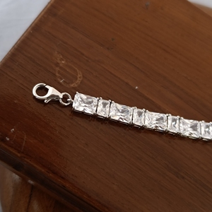 Bracelet tennis en argent 925 avec diamants taille princesse Revalia pour femme, bijou de luxe classique et romantique, idéal pour mariage et soirée, finition polie. - Product Image 1