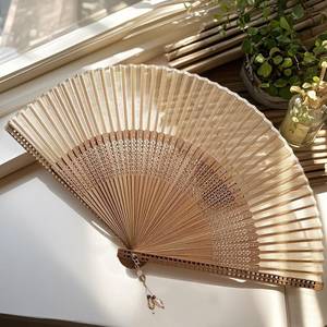 Abanico Plegable de Madera Natural Moderno, Pintado a Mano, Artesanía, Reutilizable, Diseño Refrescante y Portátil para Ceremonias de Boda - Product Image 6