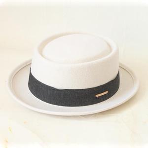 Sombrero Fedora de Fieltro Unisex Misi al por Mayor con Ala Ancha, Cinta Marrón en Contraste y Detalle Metálico, 100% Lana Transpirable para Negocios y Fiestas - Product Image 5
