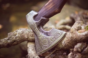 Hache Viking Industrielle Gravée, Manche en Bois Dur, Fourreau en Cuir, Acier Carbone, 41cm, Hachette de Survie pour Camping, Vente en Gros USA Europe - Product Image 3