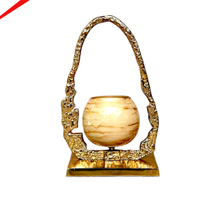 Lanternes à bougies au look royal avec une finition dorée au design unique, utilisées pour la décoration de la maison et les événements de luxe. - Product Image 2
