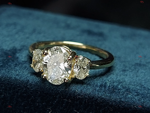 Bague de fiançailles pour femme en or jaune, sertie de trois diamants ovales, style classique, joaillerie fine - Product Image 3