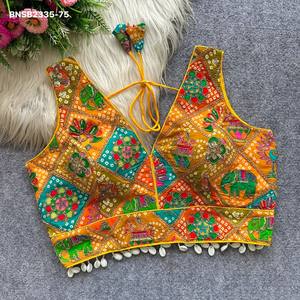 Magnifique collection de chemisiers en crêpe de soie doux avec imprimé Bandhani, travail de positionnement intense, bordure Kodi et rembourrage – Vente en gros - Product Image 5