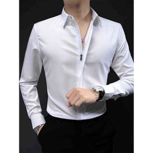 L'article est un polo pour homme à col zippé, coupe ajustée, souvent appelé chemise technique à col zippé ou polo en tricot de luxe. - Product Image 2