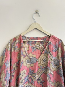 Vestido kaftán de seda vintage suave para mujer, vestido largo tipo lounge. - Product Image 2