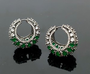 Boucles d'oreilles créoles en argent plaqué émeraude pour femme, avec halo de diamants ronds et sertissage griffe classique - Product Image 1