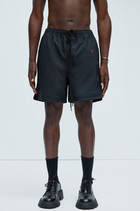Shorts de performance noirs pour hommes avec cordon de serrage à la taille, tissu léger, coupe athlétique confortable pour la salle de sport - Product Image 3