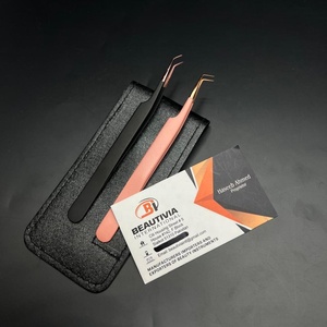 Pince à cils personnalisée à 90 et 45 degrés pince à épiler d'extension de cils en acier durable à revêtement de couleur avec pochette en cuir et logo gravé - Product Image 4