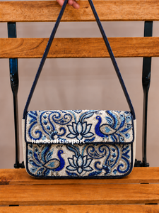 Sac à main portable de luxe pour femme, de haute qualité, bleu paon, orné de perles, avec rabat à motif floral de lotus, idéal pour les soirées. - Product Image 1