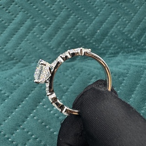 Magnífico Anillo de Diamante Radiante Cultivado en Laboratorio de 2.55 CT en Platino PT950 para Mujer - Product Image 4