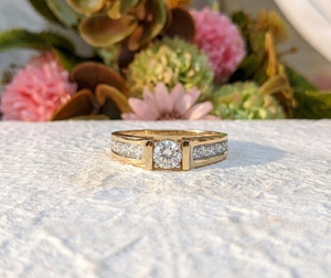แหวนหมั้นเพชรแล็บทองคำแท้ 14K รุ่น Lurba Jewels CGR-0417 ทรงบริลเลียนต์ ประดับเพชรด้านข้างแบบช่อง ดีไซน์ทันสมัยสั่งทำได้ - Product Image 1