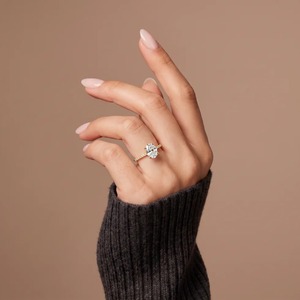 Anillo de Compromiso con Diamante Cultivado en Laboratorio de Corte Ovalado de 2.22 Ct, Banda Pavé de Oro Amarillo de 9K, 4 Puntas, Joyería Fina al por Mayor - Product Image 5