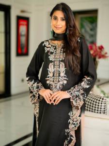 Kurta en soie noire brodée pour femme, longueur ras du sol, style traditionnel indien pakistanais, coupe ample, idéal pour les mariages - Product Image 5