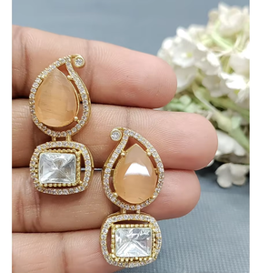 Boucles d'oreilles pendantes ethniques plaquées or Royal Look avec détails décoratifs pour les fiançailles, les saisons festives et les fêtes, en provenance d'Inde - Product Image 1