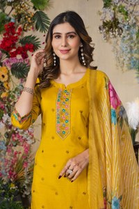 Traje de Pantalón Recto de Seda Romana de Viscosa de Lujo con Dupatta de Seda Chanderi con Estampado Digital, Ropa de Fiesta para Mujer - Product Image 5