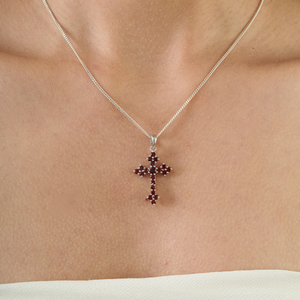 Pendentif croix avec pierres grenats en argent 925 serti griffe, charme religieux chrétien, bijou unisexe - Product Image 2