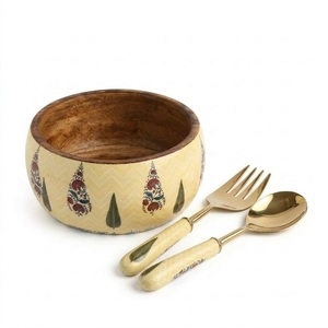 Ensemble de saladiers en bois de manguier faits à la main avec couverts à motif Mughal plaqués or et finition émaillée, pour une présentation de luxe. - Product Image 4