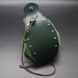 Sac à cordon en cuir PU de style vintage, de qualité supérieure, avec rivets et ceinture, motif personnages de vampires - Product Image 6