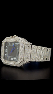 Montre avec cadran noir audacieux entièrement serti de moissanite et de diamants, double rangée de sertissage, chiffres romains blancs - Product Image 2