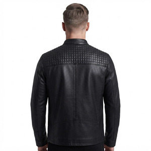 Blouson de motard en cuir véritable pour homme avec logo personnalisé, noir, épaulettes rembourrées, fermeture éclair texturée sur le devant, manteau de moto, marque privée, vente en gros - Product Image 4