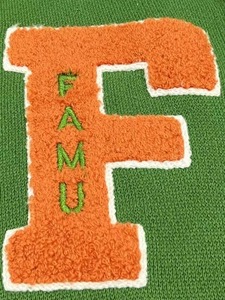 เสื้อคาร์ดิแกนปักโลโก้โรงเรียนตามสั่ง ผ้าโพลีเอสเตอร์/คอตตอนถัก  รับผลิตแบบ OEM สำหรับฤดูใบไม้ผลิและฤดูหนาว คอวี หนา ระบายอากาศได้ดี - Product Image 3