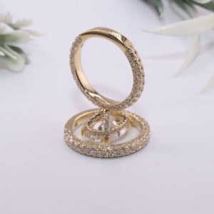 Anillo de compromiso de oro amarillo con diamante ovalado cultivado en laboratorio, halo oculto, pavé de varias filas y banda de boda a juego, joyería fina personalizada - Product Image 2