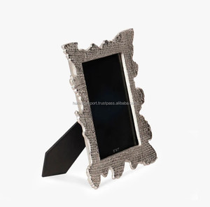 Cadre en bois élégant fait à la main avec logo personnalisé pour photos et œuvres d'art - pour la décoration intérieure - Product Image 3