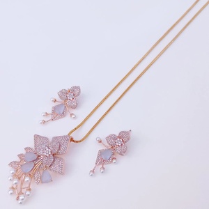 Conjunto de Collar y Pendientes de Perlas de Cuarzo CZ RAY FINE ORNATES al Mejor Precio, Certificado IGI, Chapado en Oro, Joyería Nupcial para Novias - Product Image 1