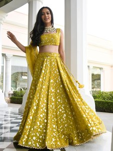 Conjunto de Lehenga Largo de Georgette Amarillo con Bordado Floral, Blusa sin Mangas con Cuello Cuadrado, Falda Plisada y Dupatta de Tela de Red para Boda - Product Image 3