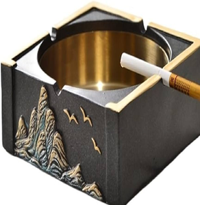 Cenicero cuadrado artístico negro con paisaje de montaña dorado en relieve disponible a precios de mayorista. - Product Image 1
