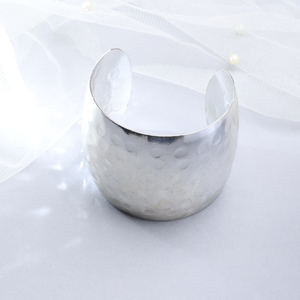 กำไลข้อมือเงินขัดเงาแบบหนา |   กำไลโลหะแบบกว้างทันสมัยสำหรับผู้หญิง - Product Image 2