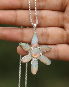 Collier Pendentif Floral en Opale de Feu Naturelle Plaqué Or et Argent, Bijou Fleur, Pierre de Naissance d'Octobre, Cadeau Élégant pour Femme - Product Image 1