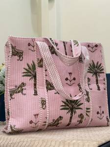 Sac fourre-tout matelassé indien en coton imprimé tigre rose, motif palmier floral, style Kantha, vente en gros - Product Image 3
