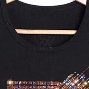 Brilla con estilo con esta moderna camiseta con pedrería, informal y cómoda. - Product Image 2