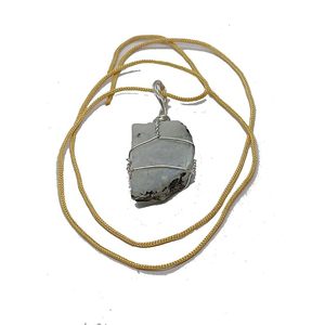 Colgante de cristal natural, piedra lunar arcoíris Natura, envuelto en alambre, colgante de moda grabado, amuleto de cristal de Gujarat - Product Image 1