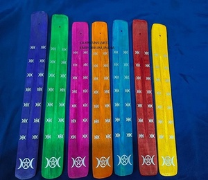 Brûleurs/Supports d'encens en bois de manguier 100% naturel sculptés à la main avec motifs étoiles et lunes colorés, vente en gros, écologiques, en provenance d'Inde - Product Image 1