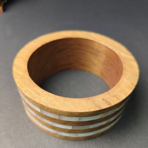 Bracelet en bois de qualité supérieure avec incrustation triple couche de nacre - Bracelet artisanal de luxe en coquillage et bois - Élégant - Product Image 2