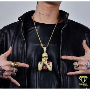 Pendentif de haute qualité style célébrité avec détails en pierres brillantes et finition hip-hop de luxe - Product Image 3