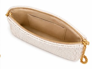 Cette pochette perlée à l'œil porte-bonheur, fabriquée à la main, est bien plus qu'un simple sac – c'est une déclaration de style, d'énergie et d'individualité. Conçu - Product Image 6