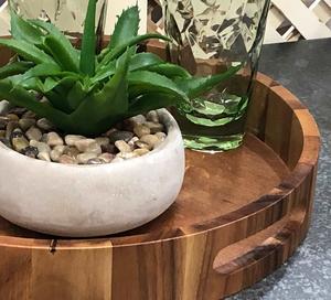 Bandeja Redonda de Madera de Acacia Pulida de 13 Pulgadas para Servir Charcutería, Bandeja Rústica de Grado Comercial Portátil para Comida, Bebidas y Entretenimiento - Product Image 4