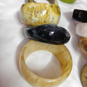 กำไลเรซิ่นอีพ็อกซี่ทำมือรักษ์โลก รูปทรงไม่สม่ำเสมอ หลายสี งานศิลปะสะสม งานฝีมือ เครื่องประดับ วันวาเลนไทน์ - Product Image 4