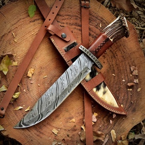 มีดทำมือ OEM ขนาด 17 นิ้ว ใบมีดเหล็กดามัสกัสแบบ Fixed Blade ปลายแหลม สำหรับงานอุตสาหกรรม เกรดสำหรับเอาตัวรอดและการล่าสัตว์ ด้ามทำจากเขาสัตว์ พร้อมปลอกหนัง - Product Image 1